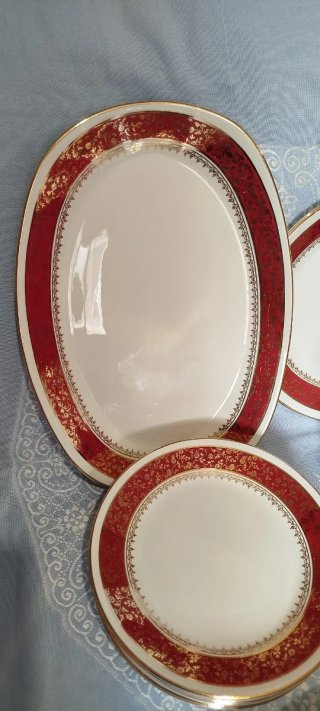Vajilla Porcelana Roja y Blanca Dorada preciosa