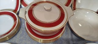 Vajilla Porcelana Roja y Blanca Dorada preciosa