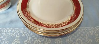 Vajilla Porcelana Roja y Blanca Dorada preciosa