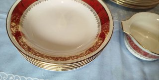 Vajilla Porcelana Roja y Blanca Dorada preciosa