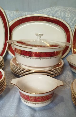 Vajilla Porcelana Roja y Blanca Dorada preciosa