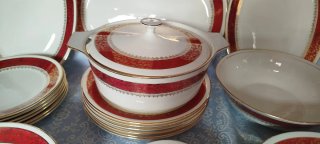 Vajilla Porcelana Roja y Blanca Dorada preciosa