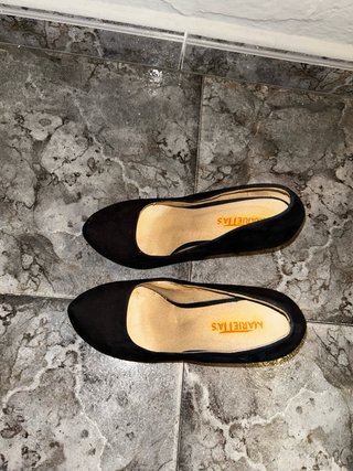Zapatos de tacón negros ante.