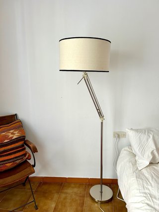 Lámpara de pie ajustable plateada