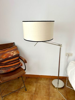 Lámpara de pie ajustable plateada