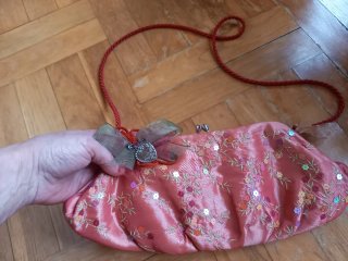 Bolso de fiesta raso rosa con bordado floral