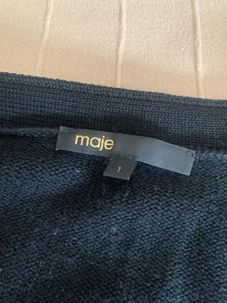 Chaqueta negra con detalles plateados metalicos.