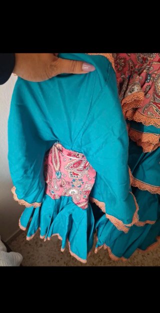 Traje de flamenca rosa y turquesa