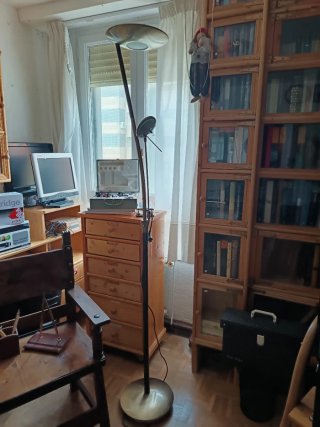 Lámpara de pie negra y plateada