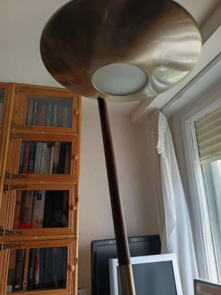 Lámpara de pie negra y plateada