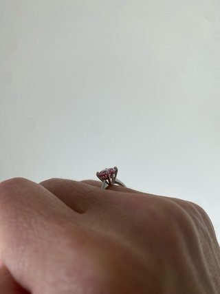 Anillo con piedra rosa y plata