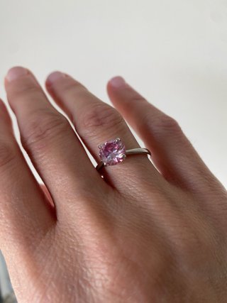 Anillo con piedra rosa y plata