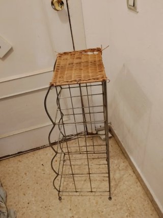 Estantería de metal y mimbre