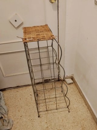 Estantería de metal y mimbre