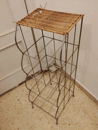 Estantería de metal y mimbre