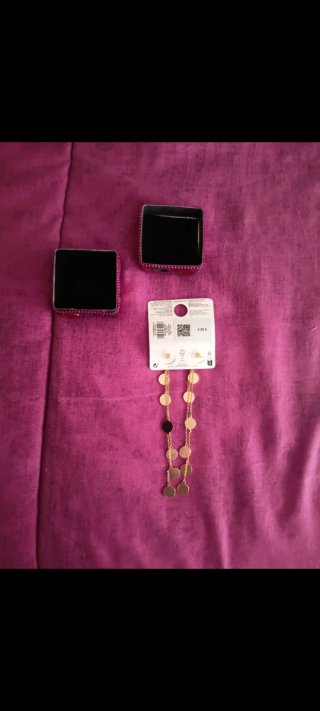 Joyero pequeño piedras y pendientes dorados