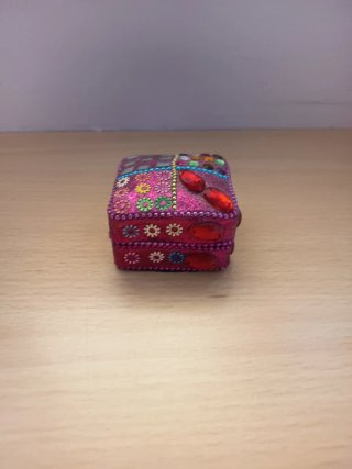 Joyero pequeño piedras y pendientes dorados