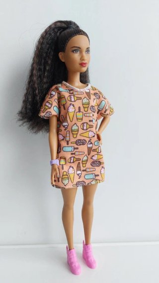 Muñeca Barbie con vestido estampado helados