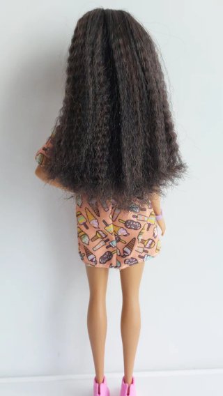 Muñeca Barbie con vestido estampado helados