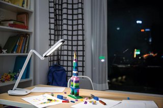 - Philips lámpara de mesa LED regulable