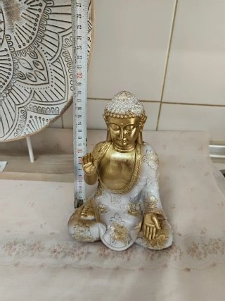 Figuras de Buda Doradas y Blancas