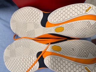 Zapatillas Bullpadel Padel Naranja y Azul.