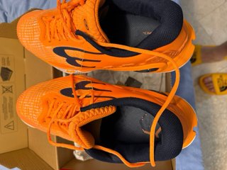 Zapatillas Bullpadel Padel Naranja y Azul.