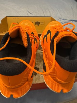 Zapatillas Bullpadel Padel Naranja y Azul.