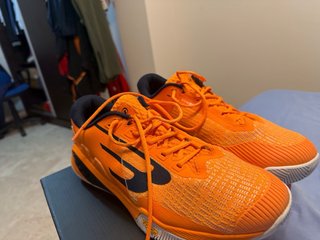 Zapatillas Bullpadel Padel Naranja y Azul.