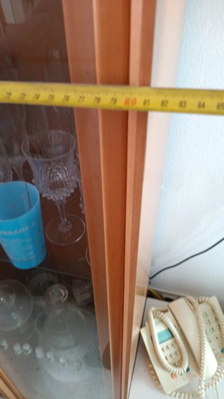 Vitrina de madera y cristal