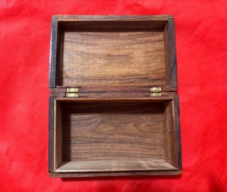Caja de madera con incrustaciones de hueso