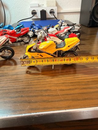 Lote de 14 motos a escala marca maisto