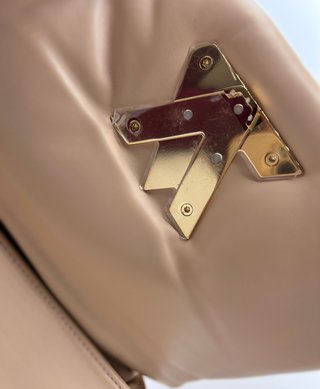 Louis Vuitton Twist Padded Beige Cuero Dorado