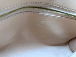 Louis Vuitton Twist Padded Beige Cuero Dorado