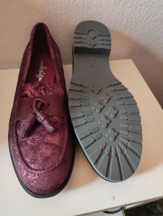Zapatos morados con brillos y flecos