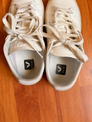 Zapatillas Veja blancas detalle beige