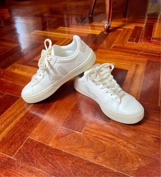 Zapatillas Veja blancas detalle beige