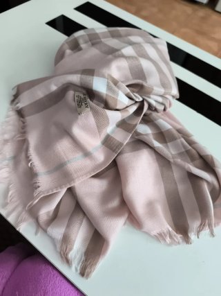 Bufanda Burberry fina rosa y beige