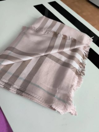 Bufanda Burberry fina rosa y beige