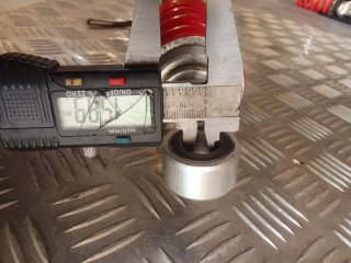 Amortiguador de moto rojo