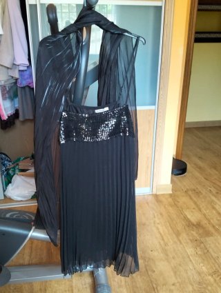 Vestido negro lentejuelas y plisado