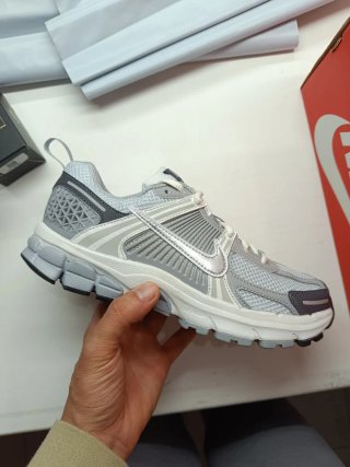 Nike Vomero 5 Grigio/Bianco Tg 37.5 Nuove