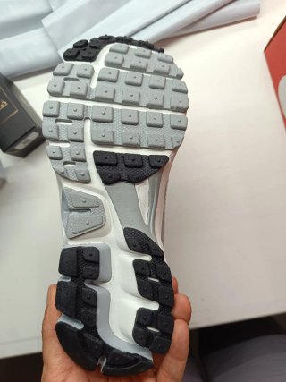 Nike Vomero 5 Grigio/Bianco Tg 37.5 Nuove
