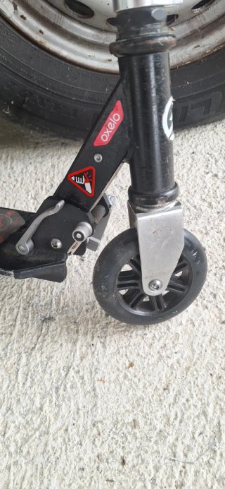 Patinete plegable rojo y negro