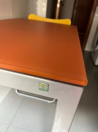 Mesa de cocina de cristal naranja