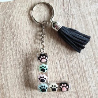 Llavero Letra L Patitas en resina