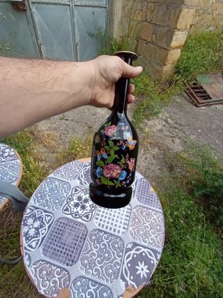Vaso bottiglia nero decorato fiori e farfalla
