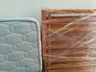 Cuna de madera con colchón