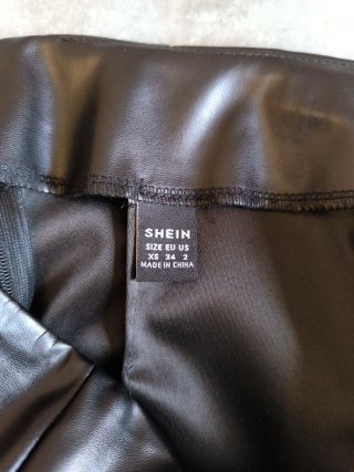 Falda mini polipiel negra