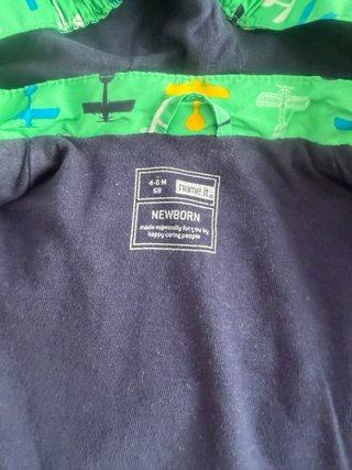 Chaqueta bebé verde con aviones